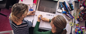 Affiche : Le soutien des proches et de la communauté pour la réussite éducative en Estrie
