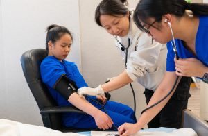 La qualité de l’emploi et du travail des jeunes travailleuses du care dans les services publics en santé et en éducation : comment cela affecte-t-il leur avenir professionnel?