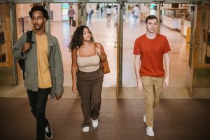 Repenser le passage à la vie adulte par la migration. La reconfiguration des transitions et des relations dans les parcours des jeunes migrants récents au Québec